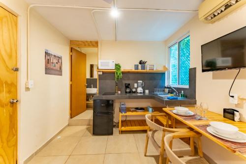 a kitchen and dining room with a table and chairs at Casa Jicama in Cancún