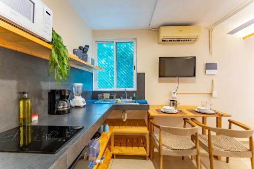 a kitchen with a counter and a table with chairs at Casa Jicama in Cancún