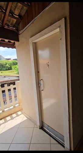 a door in a room with a view of a building at Apartamento Completo em Osasco Tranquilo e Familiar in Osasco