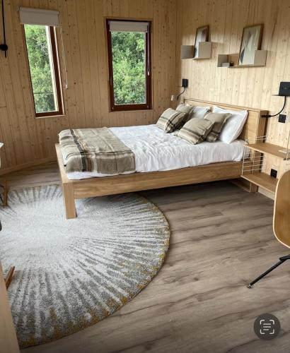 une chambre avec un grand lit et un tapis dans l'établissement La Victorine, à Vieille-Toulouse