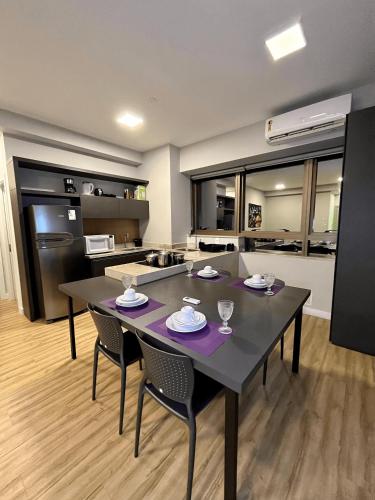 a dining room with a table and chairs in a kitchen at LK Santo Agostinho 4 in Belo Horizonte