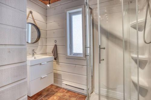 Ένα μπάνιο στο Chalet Le Cozy, Spa et Sauna