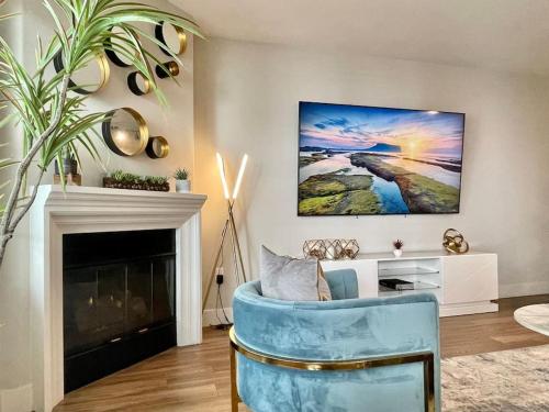 Et opholdsområde på Lux One Bedroom Condo with Garden View