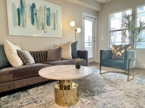 Et opholdsområde på Lux One Bedroom Condo with Garden View