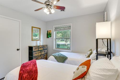 een slaapkamer met twee bedden en een plafondventilator bij Dandys Getaway with Fire Pit and Yard in Henderson in Henderson