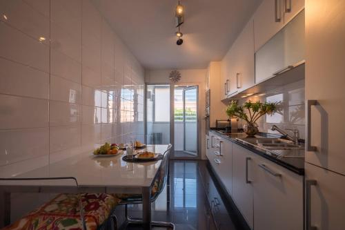 Flamingos - Spacious 2 bedroom apt with AC and outdoor area