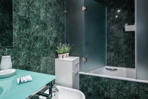 Flamingos - Spacious 2 bedroom apt with AC and outdoor area