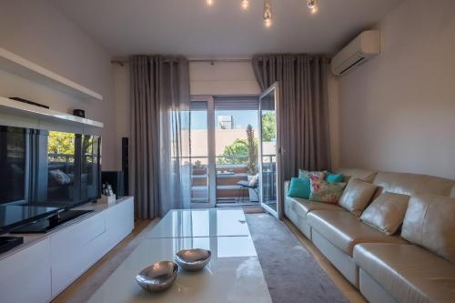 Flamingos - Spacious 2 bedroom apt with AC and outdoor area