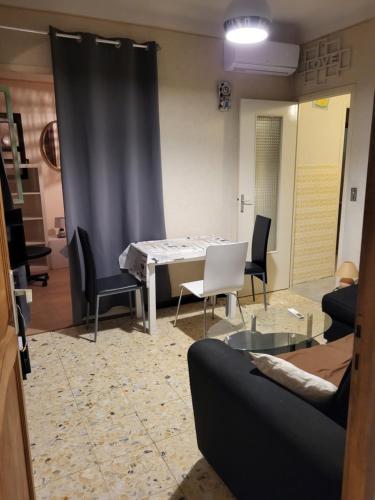 2 pieces pour 4 personnes proche tram
