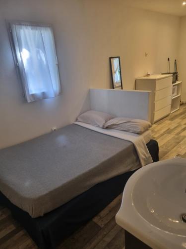 Postel nebo postele na pokoji v ubytování Petite Maison Indépendante avec Jardin