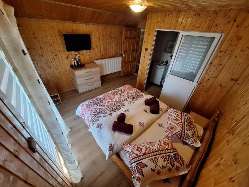an overhead view of a bedroom in a cabin at Casa Diana in Nucşoara
