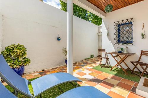 une terrasse avec une chaise bleue et une table dans l'établissement Love Room Narbonne, à Narbonne