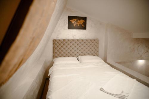 a bed in a small room with at CROWNE Stan11550 Sopstveno Parking Mesto in Lazarevac
