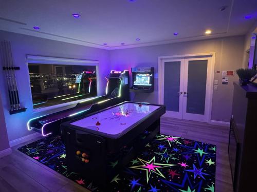 Bilik permainan di Sunset Views Spa Pool Game Room BBQ Firepit