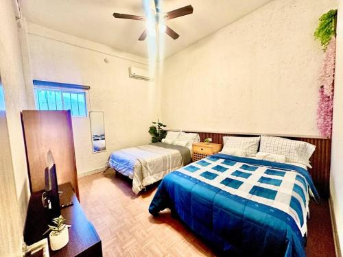 a bedroom with two beds and a ceiling fan at Departamento familiar equipado, 4 personas in Cabo San Lucas