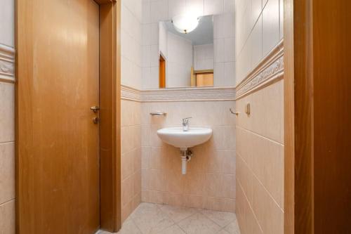 Ένα μπάνιο στο Penthouse 360 Castle View - In The Heart of Bratislava Old Town