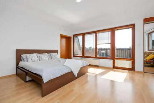 Ένα ή περισσότερα κρεβάτια σε δωμάτιο στο Penthouse 360 Castle View - In The Heart of Bratislava Old Town