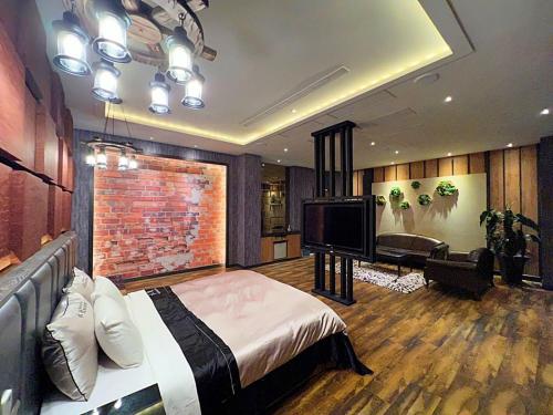 a bedroom with a bed and a television in it at Aquarius Motel in Taichung