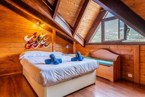 Ένα ή περισσότερα κρεβάτια σε δωμάτιο στο 4BR Candelaria Wooden Home -Pool & Views - Parking