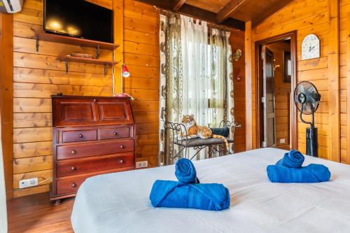Ένα ή περισσότερα κρεβάτια σε δωμάτιο στο 4BR Candelaria Wooden Home -Pool & Views - Parking