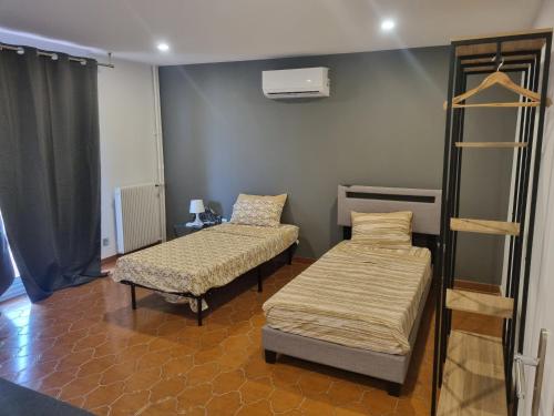 Ce lit se trouve dans une chambre de 2 lits. dans l'établissement F3 ,appartement climatisé neuf, magnifique vue sur mer et aéroport, proche tram et gare sncf 1 min,aéroport 3 minutes, 3 rooms, new AC apartment, magnificent sea and airport views, close to tram and SNCF train station 1 min, airport 3 min, à Nice