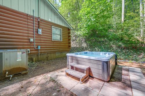 Gallery image of Cabin with Hot Tub, Near Smoky Mountains Natl Park! in Whittier