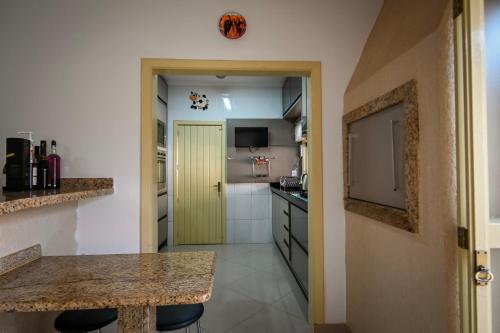 Η κουζίνα ή μικρή κουζίνα στο Hospedagem Casa Amarela - Repouso Pós - operatório