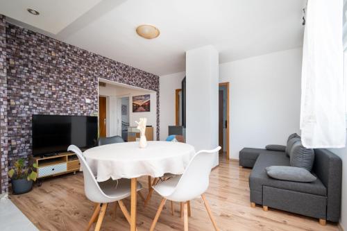 Apartments with WiFi Zadar - 23521