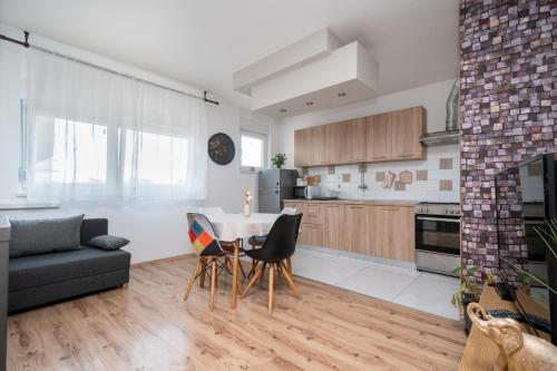 Apartments with WiFi Zadar - 23521