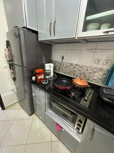 cocina con fogones y sartén en appartement sublime, en Oulad Hamida
