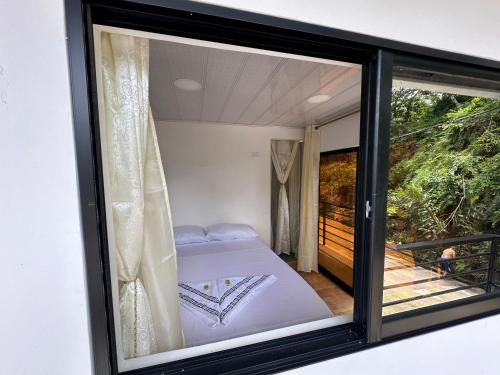Ένα ή περισσότερα κρεβάτια σε δωμάτιο στο ECOHOTEL MONTEBELLO Norcasia Caldas
