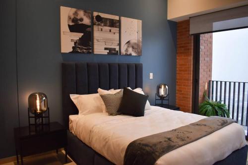 a bedroom with a large bed with white sheets and pillows at Nuevo Penthouse con la mejor vista de Guadalajara 2501 in Guadalajara