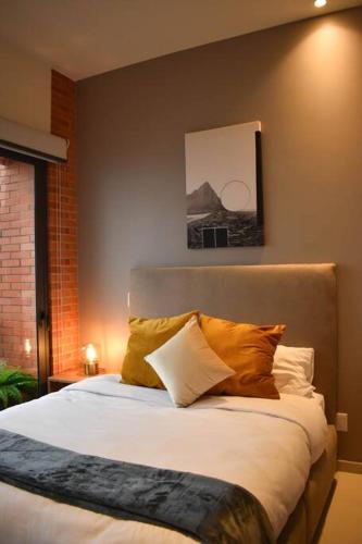 a bedroom with a bed with pillows on it at Nuevo Penthouse con la mejor vista de Guadalajara 2501 in Guadalajara
