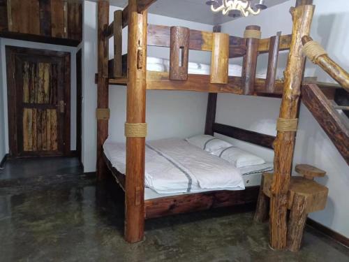 Un dormitorio con dos literas en una habitación. en Yijia Xiaozhu, en Hanqiyu