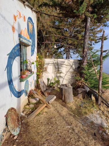 a house with a painting on the side of it at Kasa Kultural Sol y Luna in Copacabana