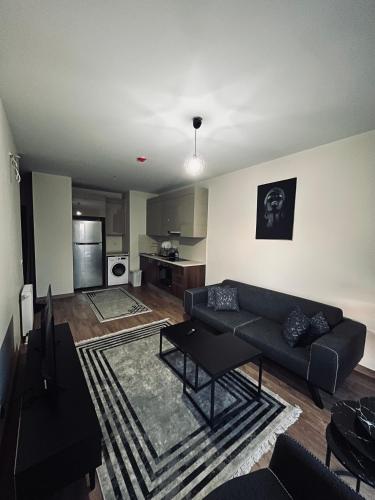 a living room with a couch and a kitchen at Rezidans dairesi in Istanbul