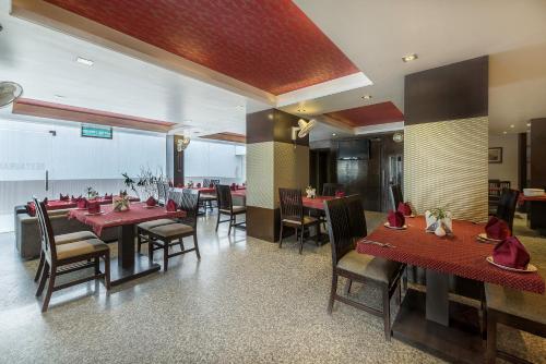 En restaurant eller et spisested på Hotel Raya Inn