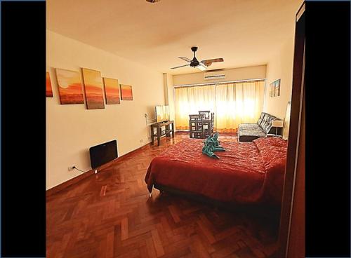ein Schlafzimmer mit einem Bett und einem Deckenventilator in der Unterkunft Corrientes Av, Premium Location in Buenos Aires