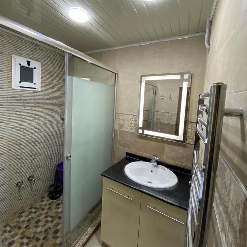 a bathroom with a sink and a shower at Appartements équipés luxe in Mansoûra