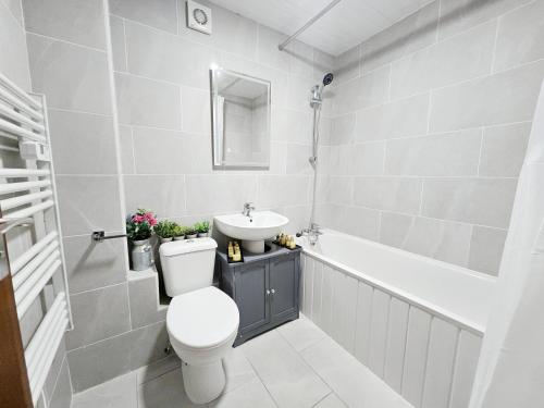 une salle de bain avec toilettes et lavabo dans l'établissement GDY2 - The Green Dragon Apartment, à Londres