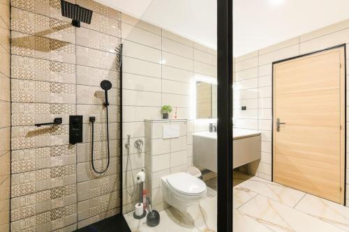 une salle de bain avec une douche, des toilettes et un lavabo dans l'établissement L'Elégante Etoile Parisienne avec Terrasse - Proche Gare et Seine, aux Mureaux