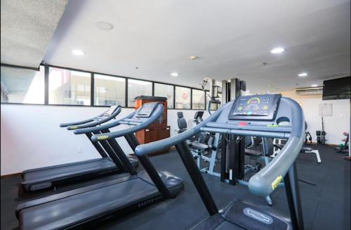 a gym with several tread machines in a room at Luxuoso Flat No Hotel Radisson EXCELENTE LOCALIZAÇÃO in Belém