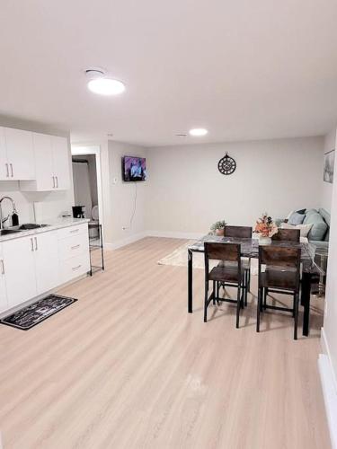 Cuisine ou kitchenette dans l'établissement New 2024 Basement Suite in Dieppe, NB Canada