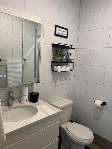 Koupelna v ubytování Skyloft Luxora Apts