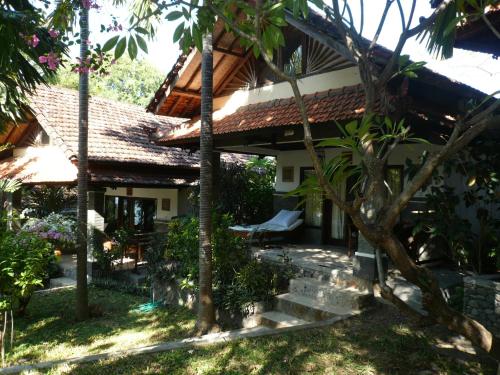 a house with a garden in front of it at Wawa Wewe II Villas in Amed