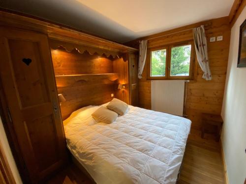 une chambre avec un lit dans une pièce en bois dans l'établissement Appartement 2 pièces 4 personnes à Méribel Village, pieds des pistes, piscine chauffée - FR-1-411-946, à Les Allues