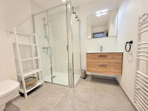 une salle de bain avec une douche, un lavabo et des toilettes dans l'établissement Les Gets : Appt élégant 3 chbres, balcon, garage, 6 pers - FR-1-598-175, aux Gets