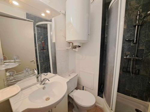 une salle de bain blanche avec des toilettes et un lavabo dans l'établissement Apt RDC avec accès direct plage, grande terrasse, cuisine équipée, PARKING - FR-1-326-837, à Marseillan