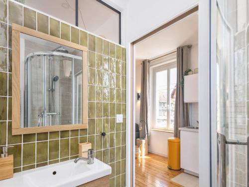 une salle de bain avec un lavabo et un miroir dans l'établissement Charmant studio à deux pas de la plage à Cabourg - FR-1-788-32, à Cabourg