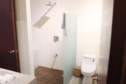 トゥルムにある2BR Condo Plunge Pool in Tulumのトイレと洗面台を備えた白いバスルーム